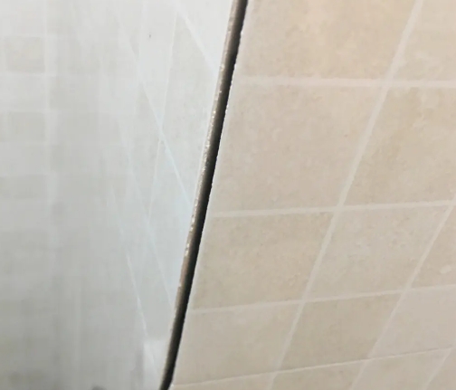 彭山瓷砖空鼓维修公司分享阳台瓷砖脱落的修复过程可以分为以下几个步骤